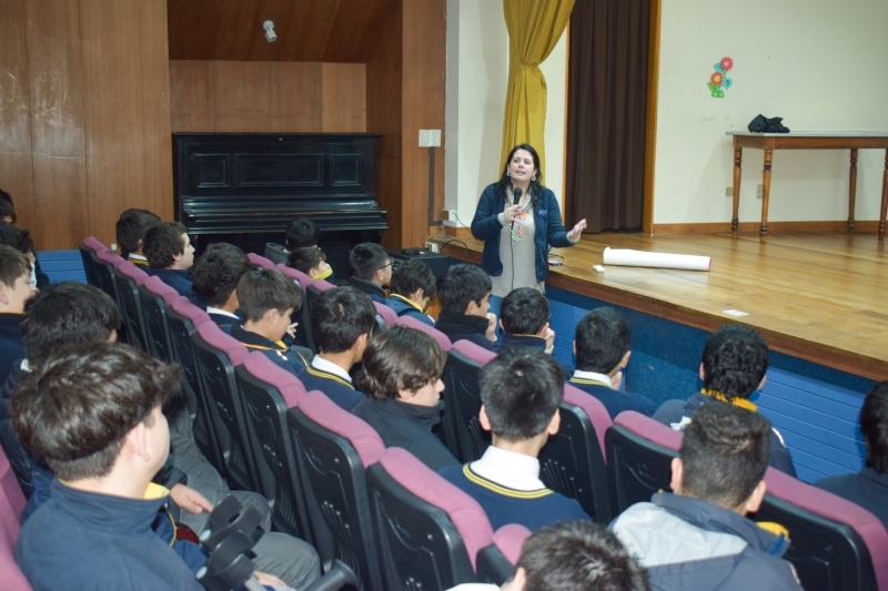 SERNAC realiza charla sobre ahorro y uso inteligente del dinero para estudiantes de 8° Básicos y 2° Medios